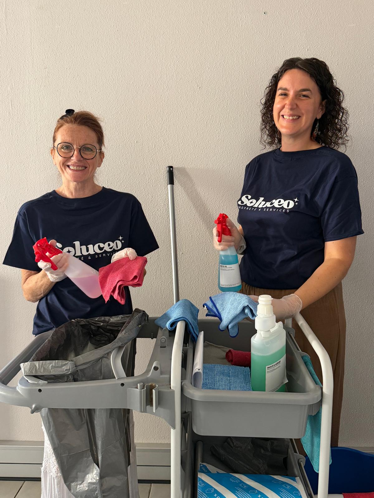 Équipe Soluceo avec son chariot de nettoyage professionnel